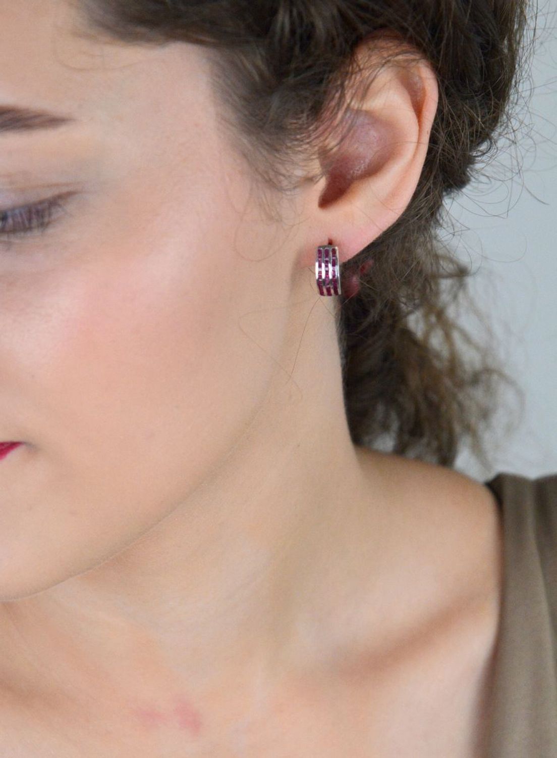 Eleganckie kolczyki damskie srebrne próba 925 w formie kół, zdobione naturalnymi rubinami. Bezpieczne zapięcie angielskie. Idealne na prezent i na co dzień. Model K1167.1.jpg